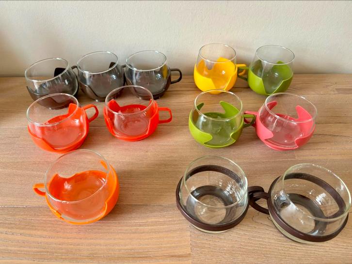 Vintage theetassen / koffietasjes in plastic houder, Antiek en Kunst, Curiosa en Brocante, Ophalen of Verzenden