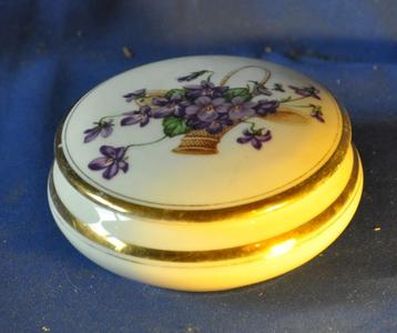 boite a bijoux corbeille fleurie de violettes porcelaine  disponible aux enchères