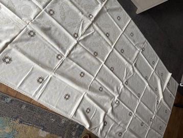 Tafellaken geborduurd beschikbaar voor biedingen