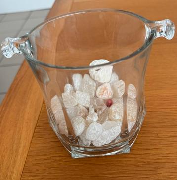 Spéciale glazen vaas met oortjes beschikbaar voor biedingen