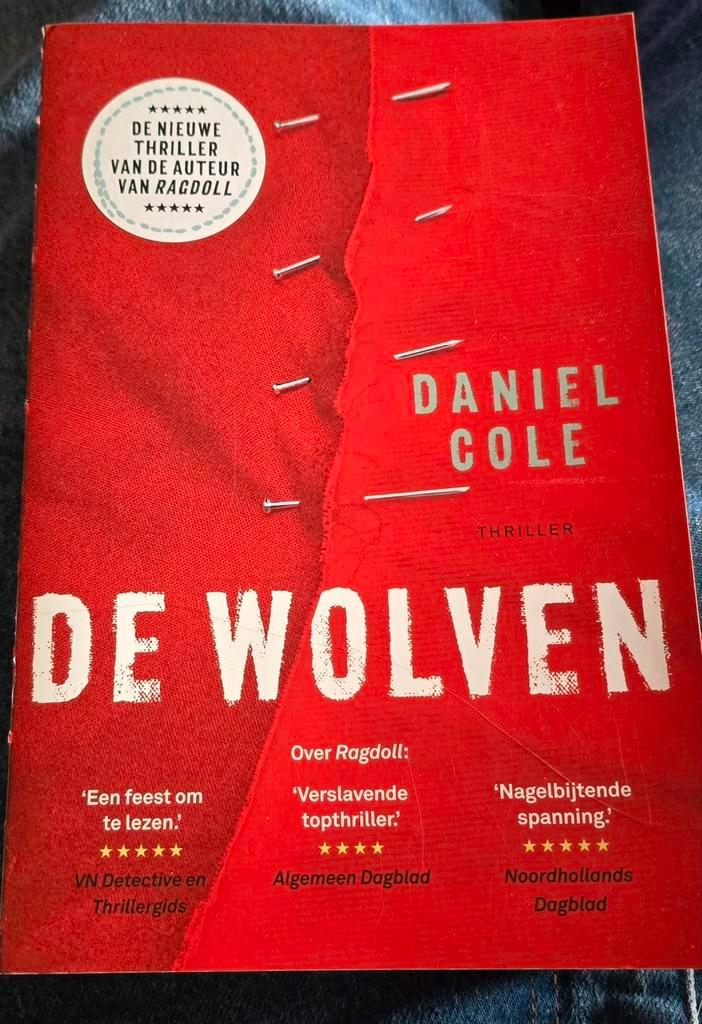 Daniel Cole - De wolven, Boeken, Thrillers, Zo goed als nieuw, Ophalen