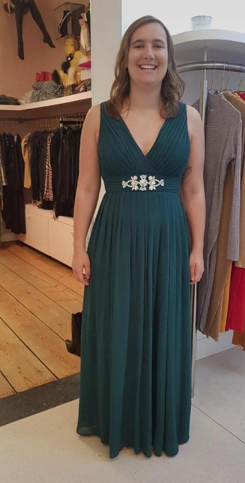 Smaragdgroen avondkleed met sjaaltje, Kleding | Dames, Jurken, Zo goed als nieuw, Maat 42/44 (L), Groen, Onder de knie, Ophalen of Verzenden