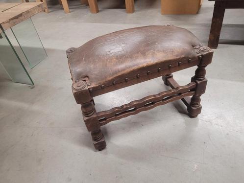 Kruk - Antieke Houten Kruk met Lederen Bekleding – Klassiek, Huis en Inrichting, Krukjes, Gebruikt, Overige materialen, Ophalen