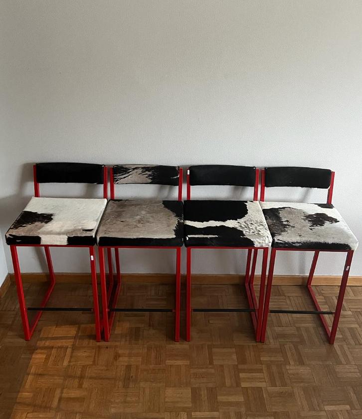 Tabouret peau de vache, Huis en Inrichting, Barkrukken, Zo goed als nieuw, 60 tot 90 cm, Leer, Metaal, 4 krukken, Met voetsteun