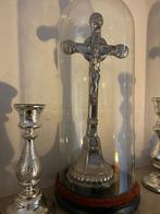 2  kruisbeelden (crucifix) onder een stolp + kaarsenhouders, Antiek en Kunst, Ophalen
