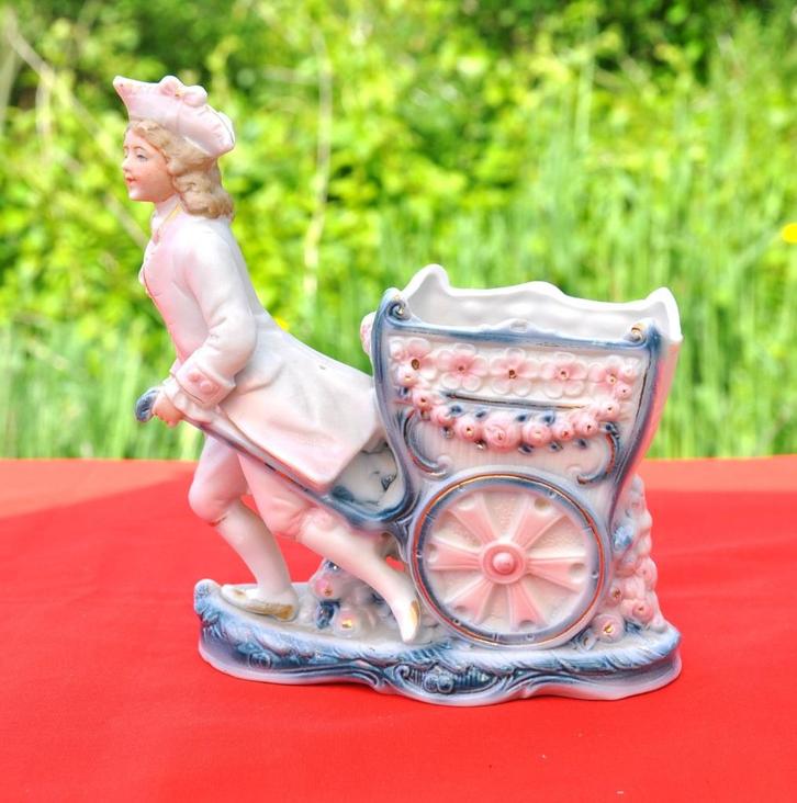statue jardinière biscuit marquis avec charette, Antiquités & Art, Antiquités | Porcelaine, Enlèvement ou Envoi