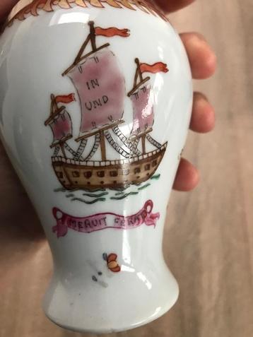 Mooi handgeschilderd vaasje boot Chinees of Japans  beschikbaar voor biedingen