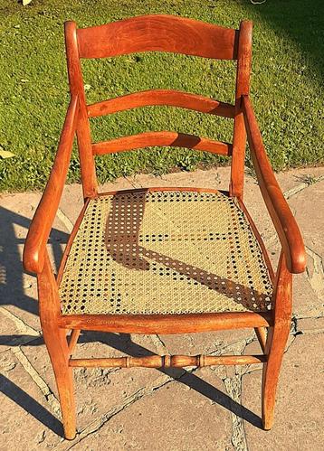 Fauteuil ancien, bois de cerisier, assise rembourrée