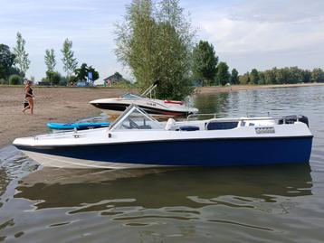Fraaie speedboot Glastron beschikbaar voor biedingen