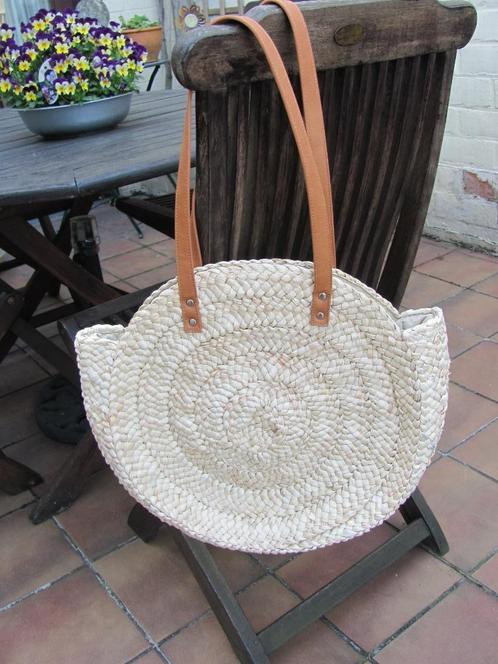 Schoudertas in riet - maak je zomerse outfit compleet !, Handtassen en Accessoires, Tassen | Schoudertassen, Nieuw, Beige, Ophalen of Verzenden
