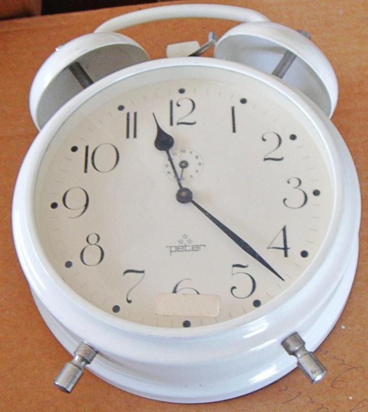 Grand réveil blanc PETER mécanique 2 cloches, 23,5 cm, NEUF, Electroménager, Réveils, Neuf, Analogique, Enlèvement ou Envoi