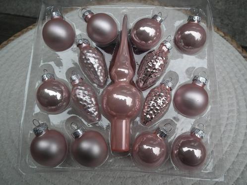 Doos met 10 ballen, 4 dennenappels en een dennenpijl, Diversen, Kerst, Zo goed als nieuw, Verzenden
