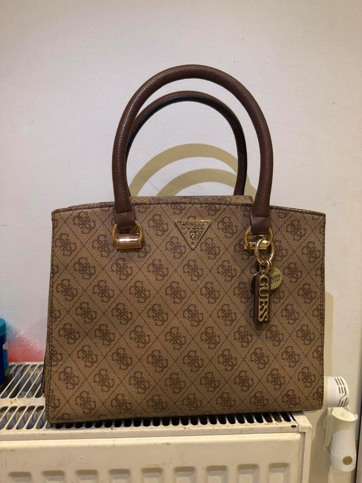 Origineel Guess handtas, Handtassen en Accessoires, Tassen | Damestassen, Zo goed als nieuw, Handtas, Ophalen