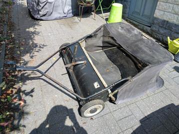 Grasveger voor het slepen van bladverzamelingen. beschikbaar voor biedingen
