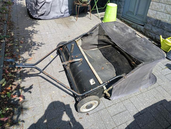 Grasveger voor het slepen van bladverzamelingen., Tuin en Terras, Veegmachines, Gebruikt, Ophalen