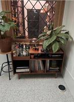 Dressoirkast (notenhout), Huis en Inrichting, Kasten | Dressoirs, Ophalen, Met plank(en), 100 tot 150 cm, Zo goed als nieuw