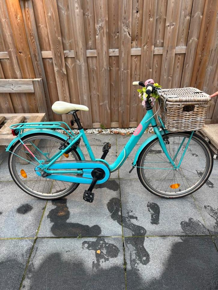 Leuke turquoise kinderfiets met rietsen mand te koop, Fietsen en Brommers, Fietsen | Meisjes, Gebruikt, 22 inch, Handrem, Versnellingen