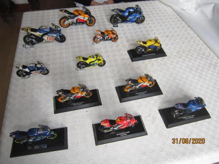 Motos miniatures 4 et casque Rossi Adam D, Verzamelen, Complete verzamelingen en Collecties, Ophalen