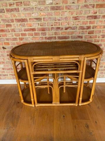 Vintage rotan stoelen en tafel, bistroset beschikbaar voor biedingen
