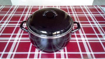 Kookpot in zwart gietijzer 6 liter, zo goed als nieuw beschikbaar voor biedingen