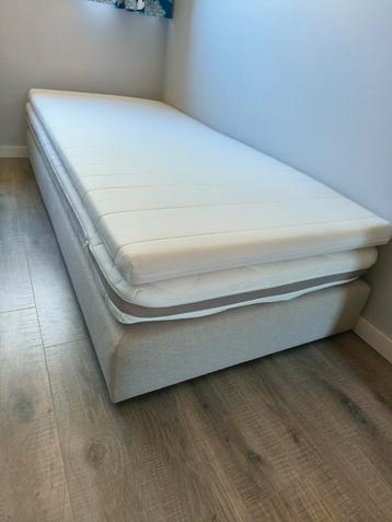 Nieuwe boxspring 200/90cm met matras en topper beschikbaar voor biedingen