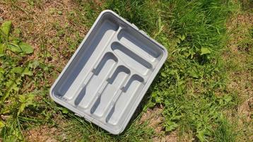 Gratis grijze bestekbak plastiek beschikbaar voor biedingen