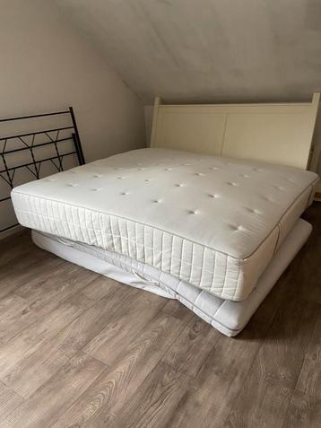 Bed, matrassen en lattenbodems beschikbaar voor biedingen