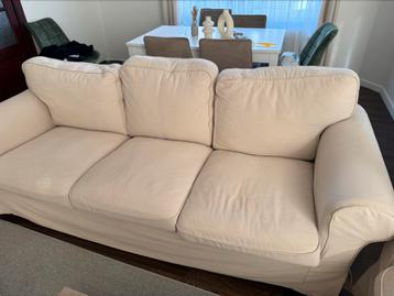 Twee comfortabele IKEA 3-zitsbanken te koop beschikbaar voor biedingen