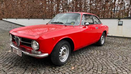 Alfa Romeo 1300 GT Junior 1972, Auto's, Oldtimers, Particulier, Alfa Romeo, Benzine, Coupé, 3 deurs, Handgeschakeld, Rood, Zwart