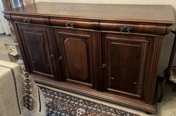 Antieke massief eiken dressoir met 3 deuren en 3 schuiven beschikbaar voor biedingen