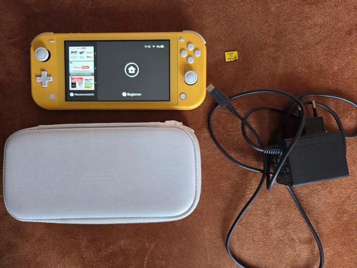 Nintendo Switch Lite, Games en Spelcomputers, Spelcomputers | Nintendo Switch Lite, Zo goed als nieuw, Geel, Met beschermhoes of tas