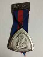 Een kenteken of medaille met een soldaat erop kleur zilver, Verzamelen, Militaria | Tweede Wereldoorlog, Ophalen
