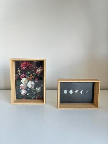 Twee diepe houten fotolijstjes beschikbaar voor biedingen