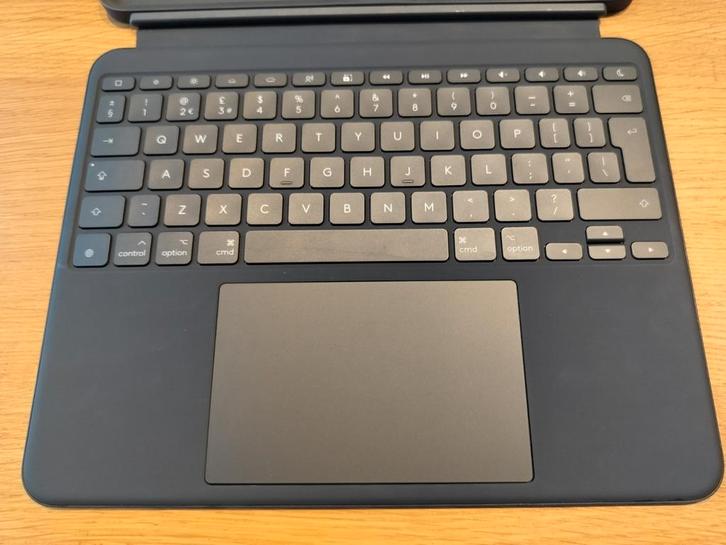 Logi Combo Touch iPad Pro 13 inch 2024 keyboard cover QWERTY, Computers en Software, Tablet-hoezen, Zo goed als nieuw, Bescherming voor- en achterkant