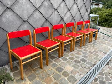 Oude houten schoolstoelen. beschikbaar voor biedingen