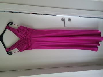 Suitekleed in fushia beschikbaar voor biedingen