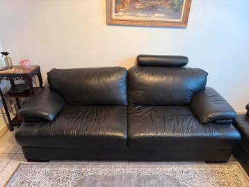 2 zwarte leren fauteuils beschikbaar voor biedingen