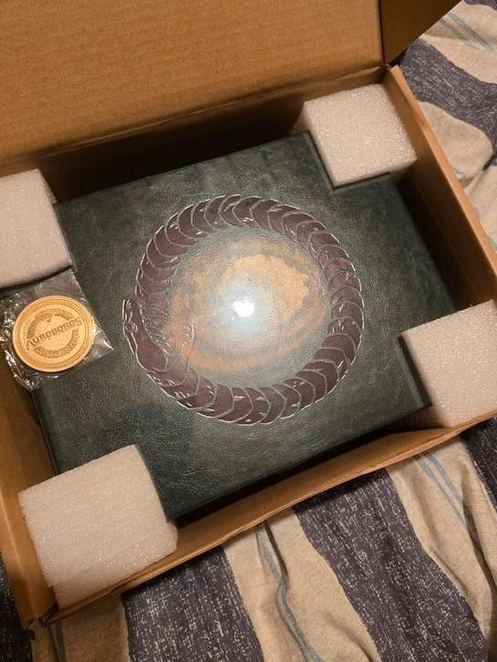 Auroboros: Coils of the Serpent (Collector's edition) - NEW, Boeken, Hobby en Vrije tijd, Nieuw, Ophalen of Verzenden