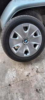 Bmw velgen en wieldeksels met goede banden  Prijs : 125 Eur, Ophalen of Verzenden, Gebruikt, Band(en)