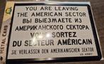 You Are Leaving American Sector Metalen Postcard 10 x 14 cm, Verzamelen, Ophalen of Verzenden