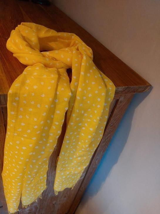 Geel sjaaltje met stippen, Kleding | Dames, Mutsen, Sjaals en Handschoenen, Ophalen of Verzenden