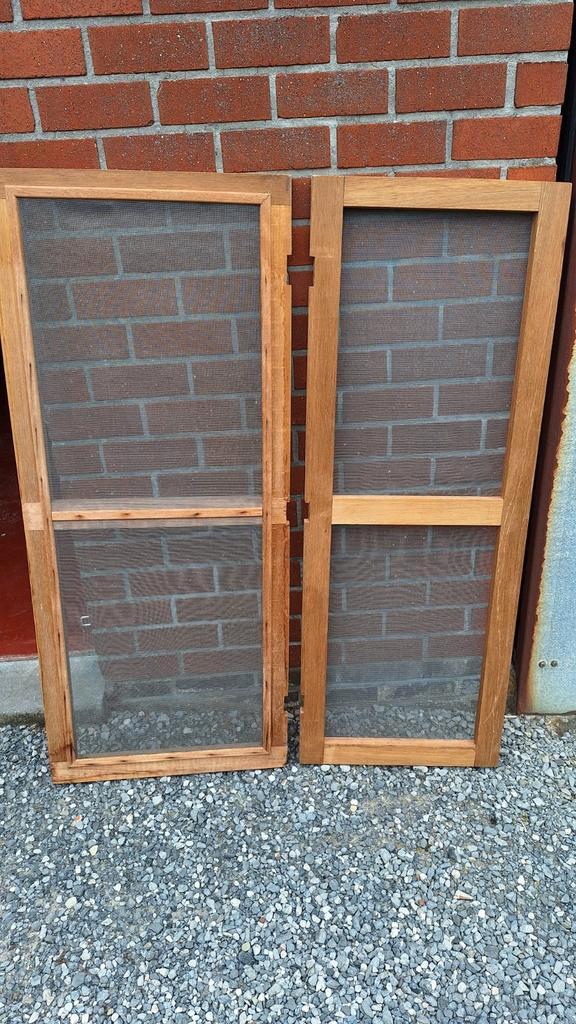 2 Heel Stevige Vliegenramen
2 maten, Doe-het-zelf en Bouw, Raamkozijnen en Schuifdeuren, Zo goed als nieuw, Hout, Ophalen