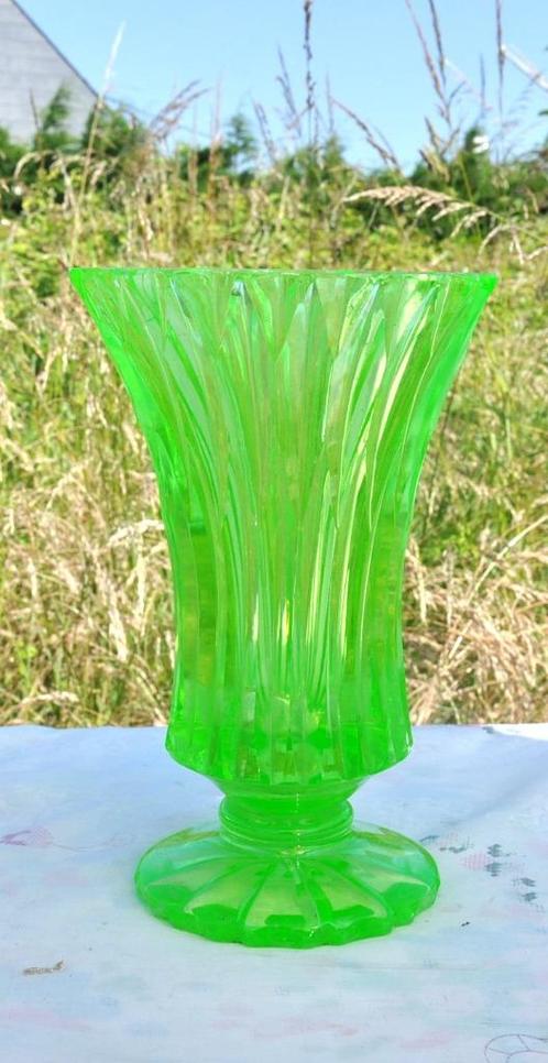 vase sur pied en cristal ouraline, Antiek en Kunst, Antiek | Glaswerk en Kristal, Ophalen of Verzenden