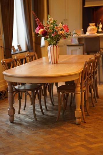 Landelijke eettafel met 6 houten cross back stoelen beschikbaar voor biedingen