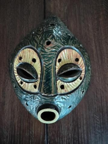 Afrikaans keramisch stammasker uit Congo beschikbaar voor biedingen