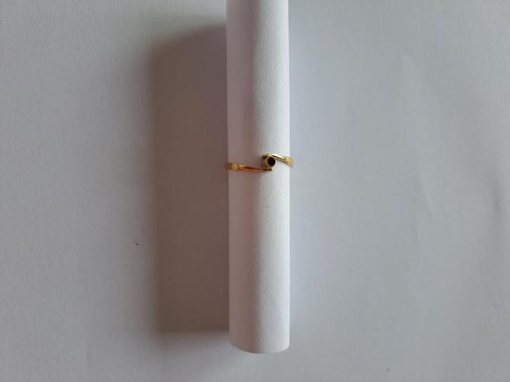 Gouden ring met een licht rood steentje, Handtassen en Accessoires, Ringen, Zo goed als nieuw, Rood, Goud, Ophalen of Verzenden