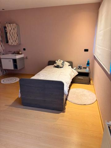 Slaapkamermeubels houtlook – bed, kast, nachtkastje, commode beschikbaar voor biedingen