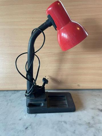 Vintage burolamp rood met pennenhouder.  beschikbaar voor biedingen