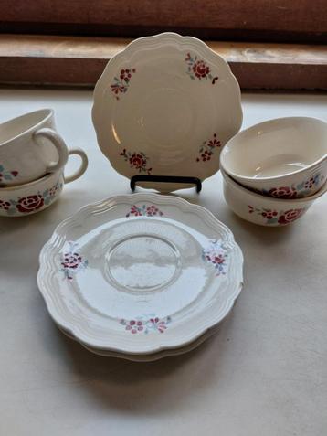 Ensemble de quatre tasses et sous-tasses vintage beschikbaar voor biedingen