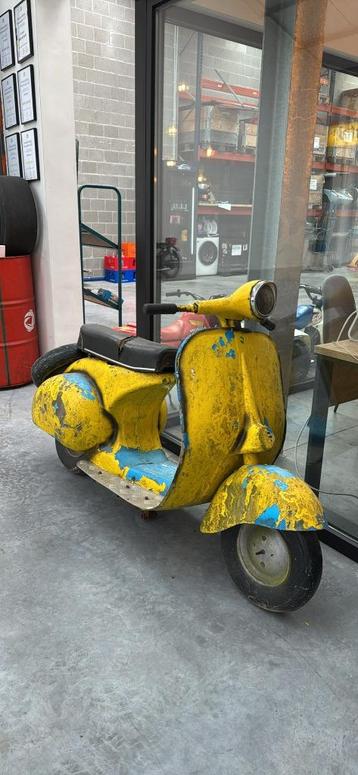 Unieke Vespa Decoratie – Levensechte Afmetingen – 1/1 beschikbaar voor biedingen